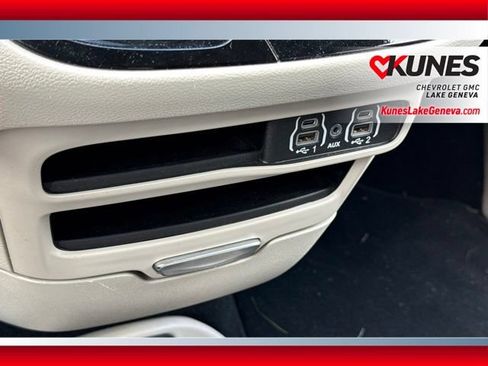 Used 2024 Chrysler Pacifica Touring-L FWD image 16