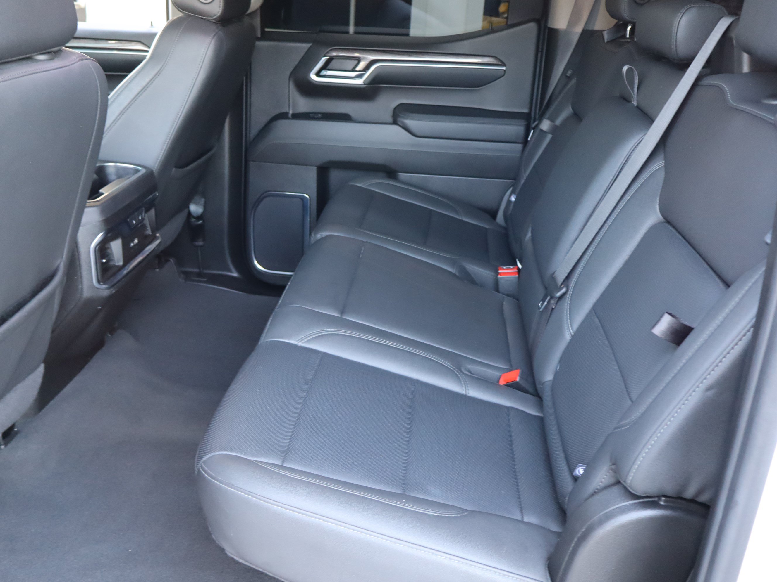 Used 2024 Chevrolet Silverado 1500 LTZ w/ Technology Package AWD/4WD image 34