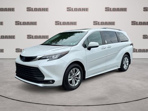 Used 2025 Toyota Sienna XLE w/ XLE Plus Package AWD/4WD image 1