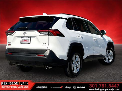 Used 2019 Toyota RAV4 XLE AWD/4WD image 5