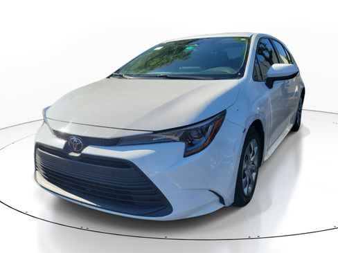Used 2023 Toyota Corolla LE FWD image 3