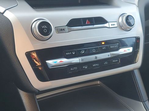 Used 2022 Ford Explorer XLT image 19