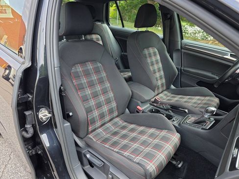 Used 2018 Volkswagen GTI SE FWD image 36