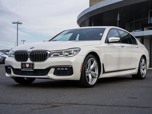 Used 2018 BMW 750i xDrive image 3