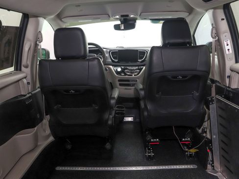 Used 2022 Chrysler Pacifica Touring-L FWD image 14