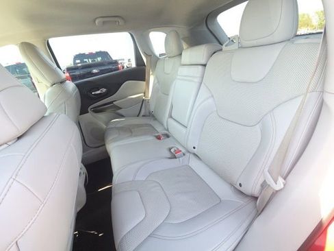 Used 2019 Jeep Cherokee Limited FWD image 17