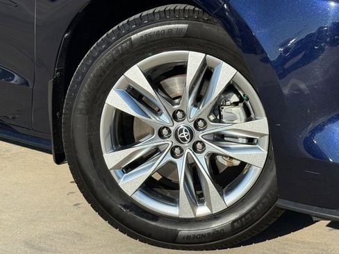 Used 2022 Toyota Sienna Limited image 2