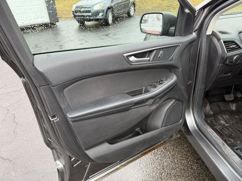 Used 2017 Ford Edge SE image 12