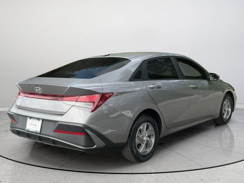 Used 2024 Hyundai Elantra SE FWD image 7