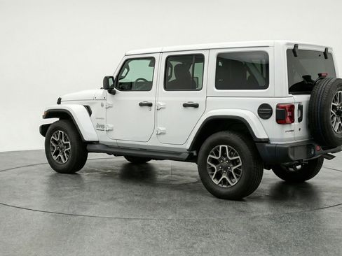Used 2025 Jeep Wrangler Sahara image 6
