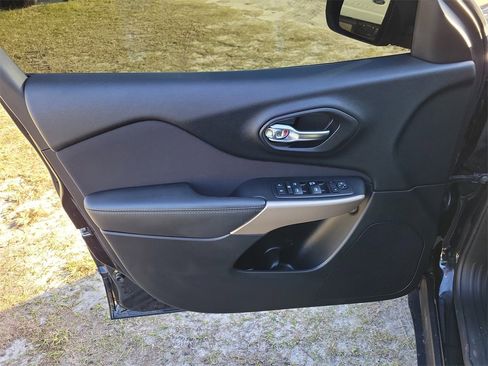 Used 2018 Jeep Cherokee Latitude w/ Mobile Office Group image 11