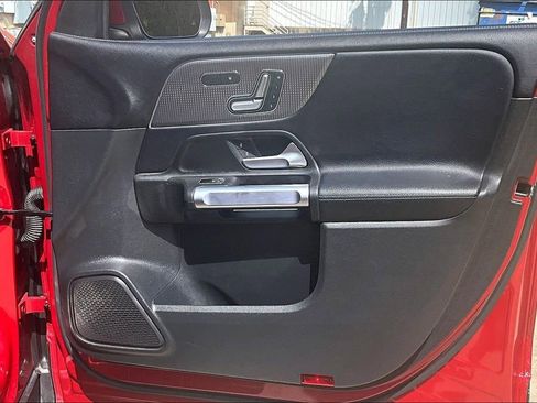 Used 2021 Mercedes-Benz GLB 250 4MATIC image 26