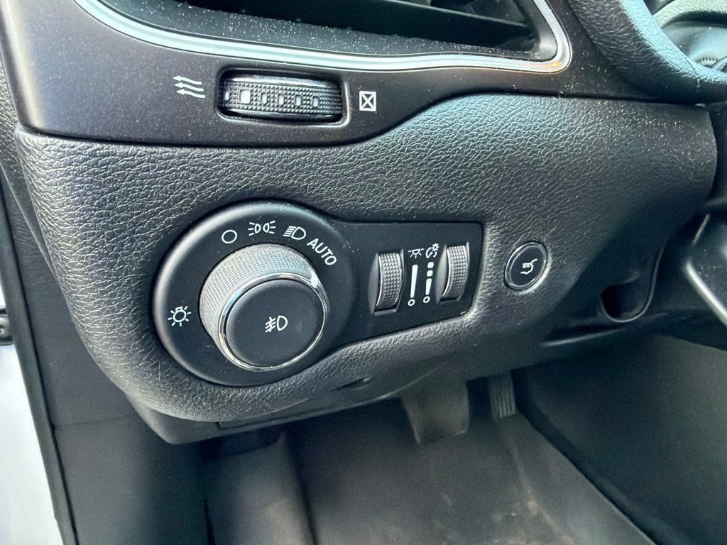 Used 2021 Jeep Cherokee Trailhawk w/ Comfort/Convenience Group AWD/4WD image 21
