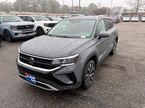 Used 2023 Volkswagen Taos SE w/ Panoramic Sunroof Package image 1