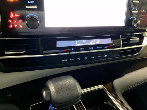 Used 2024 Toyota Sienna LE image 27