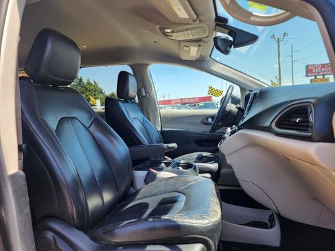 Used 2017 Chrysler Pacifica Touring-L image 21