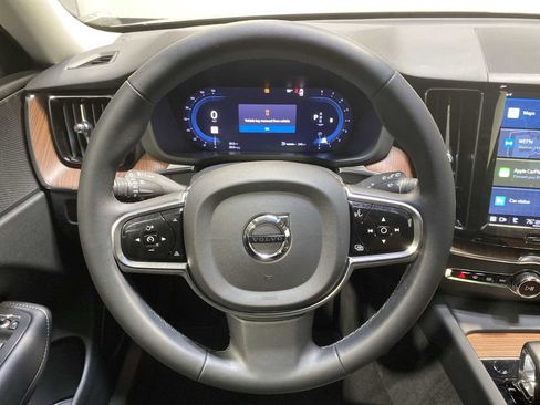 Used 2023 Volvo XC60 B5 Plus image 15