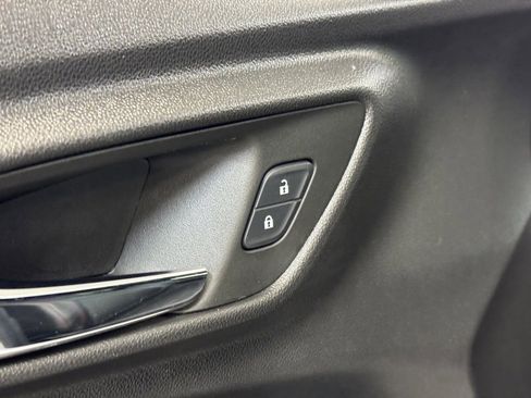 Used 2025 Chevrolet Trax RS image 9