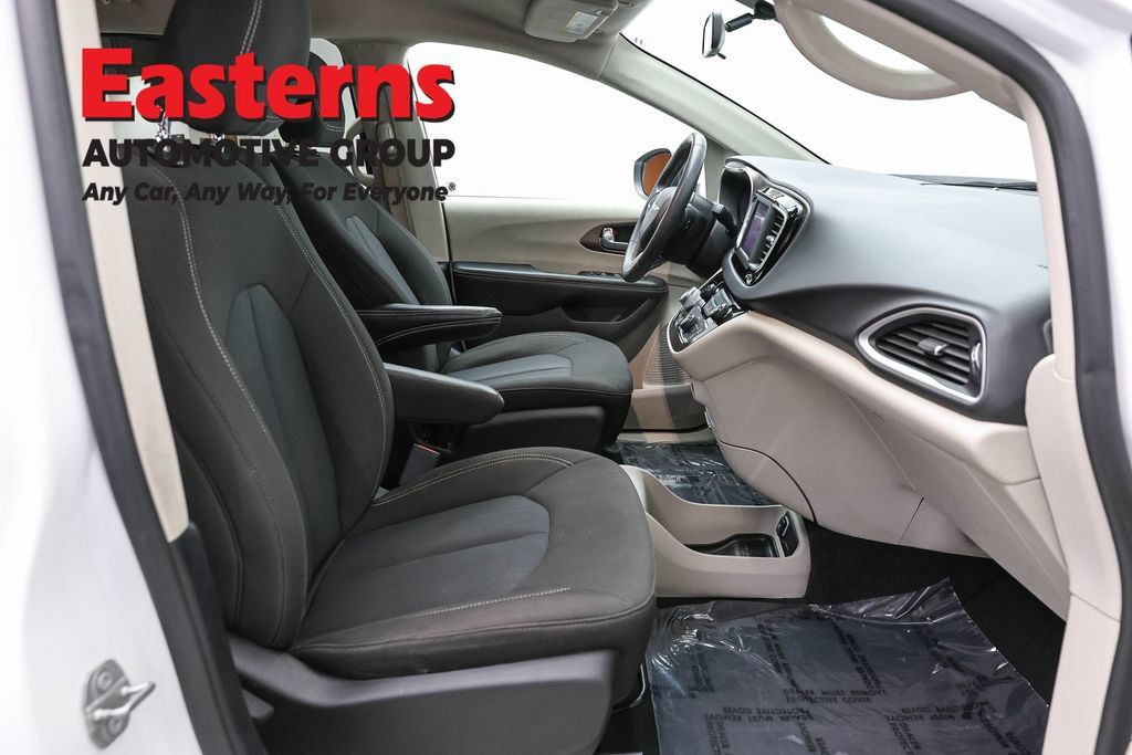Used 2022 Chrysler Voyager LX FWD image 22