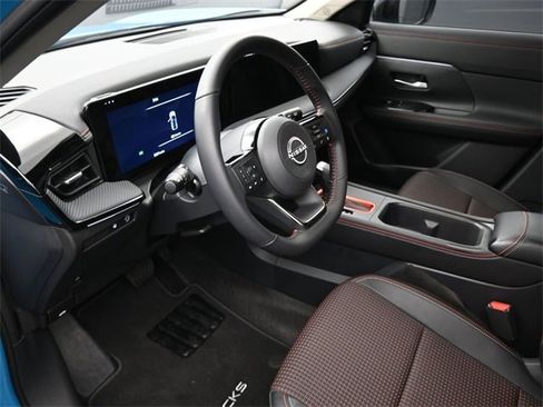 Certified 2025 Nissan Kicks SR image 18