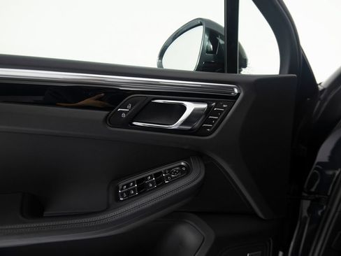 Certified 2026 Porsche Macan AWD/4WD image 15