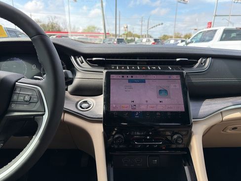 Used 2024 Jeep Grand Cherokee L Limited w/ Black Appearance Package image 5