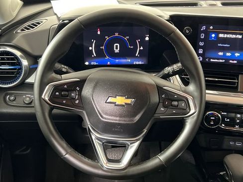 Used 2025 Chevrolet Trax LT w/ LT Convenience Package FWD image 15
