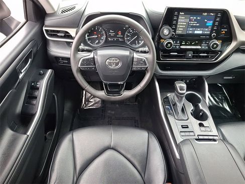 Used 2021 Toyota Highlander XLE image 14
