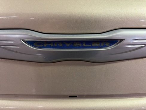 Used 2013 Chrysler Town & Country Touring image 38