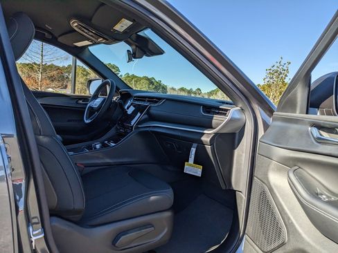 New 2025 Jeep Grand Cherokee Laredo image 31