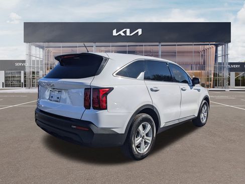 Used 2023 Kia Sorento LX image 4
