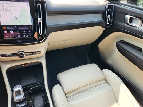 Certified 2025 Volvo XC40 B5 Plus AWD/4WD image 30