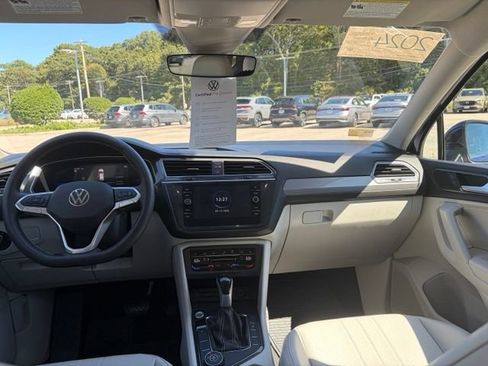 Used 2024 Volkswagen Tiguan SE AWD/4WD image 18
