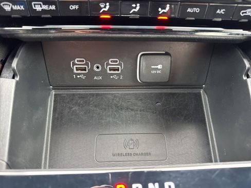 Used 2025 Jeep Grand Cherokee Altitude AWD/4WD image 9