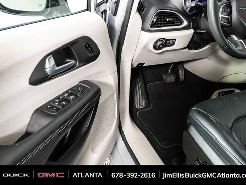 Used 2024 Chrysler Pacifica Touring-L FWD image 7