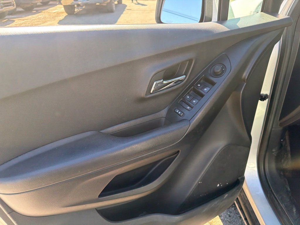 Used 2018 Chevrolet Trax LT w/ LT Convenience Package AWD/4WD image 10