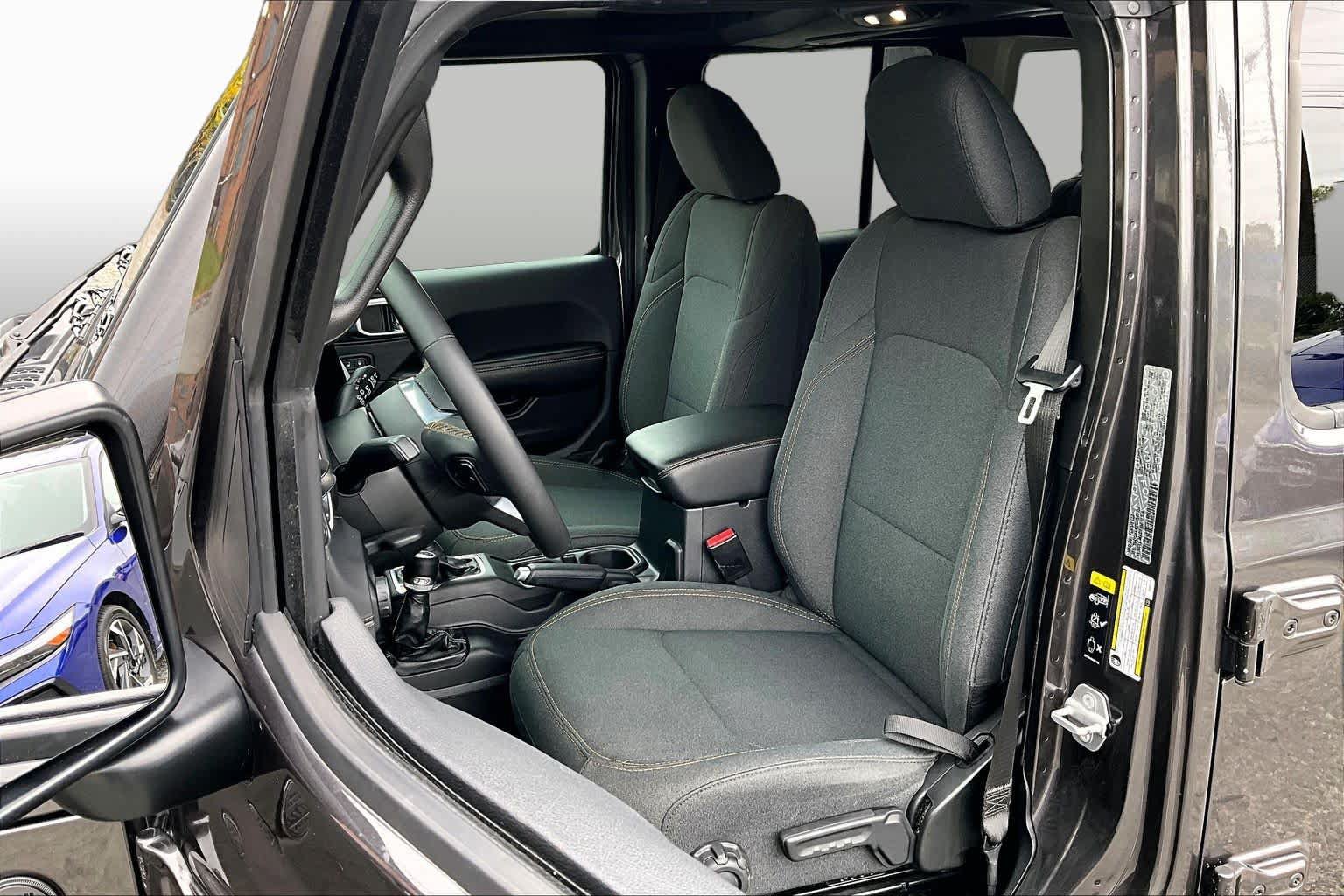 Used 2025 Jeep Wrangler Unlimited Sahara AWD/4WD image 8