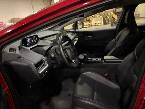 Certified 2025 Toyota Prius XLE FWD image 9