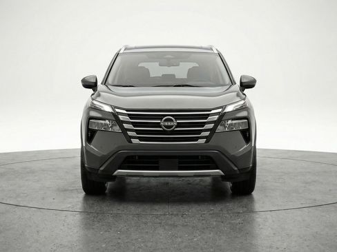 Used 2025 Nissan Rogue SV image 2