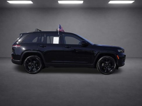 Used 2023 Jeep Grand Cherokee Altitude AWD/4WD image 3