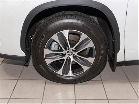 Used 2025 Toyota Highlander XLE image 10