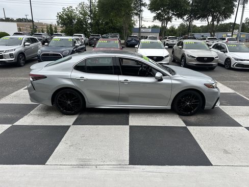 Used 2022 Toyota Camry XSE FWD image 3