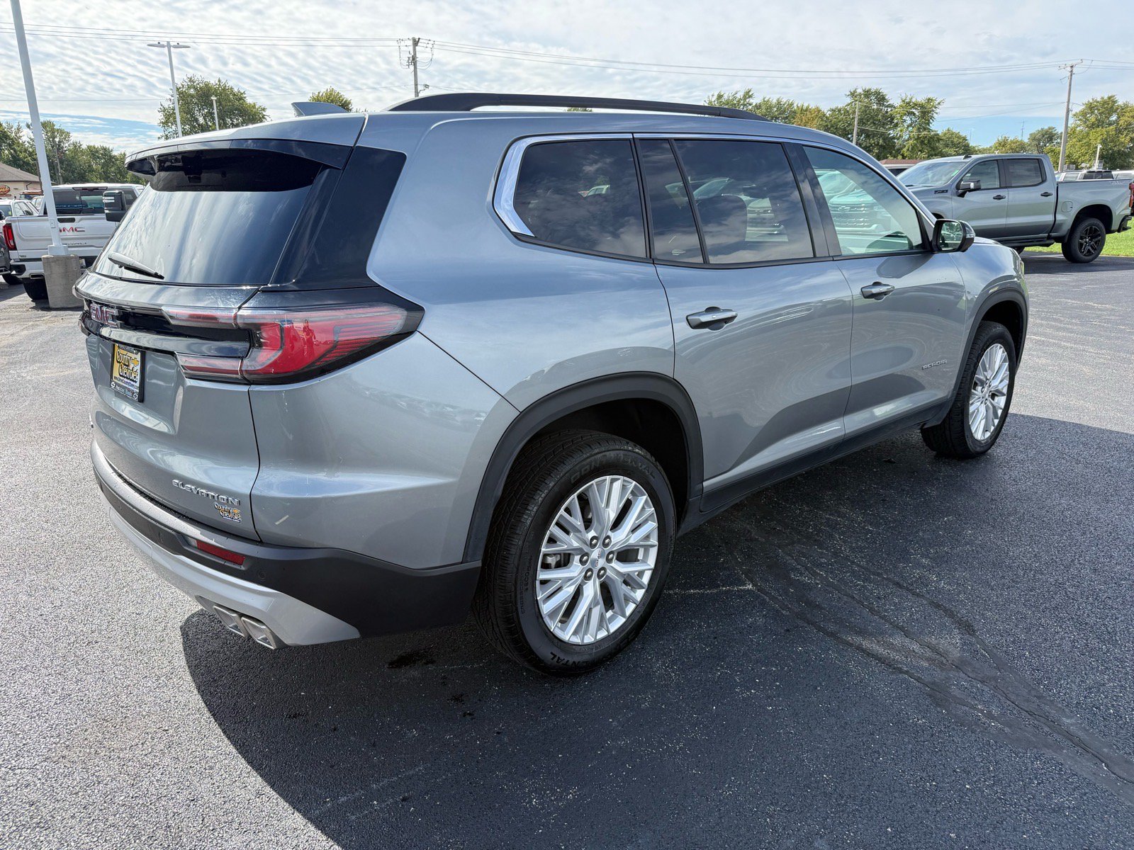 Used 2026 GMC Acadia Elevation w/ Elevation Premium Package FWD image 5