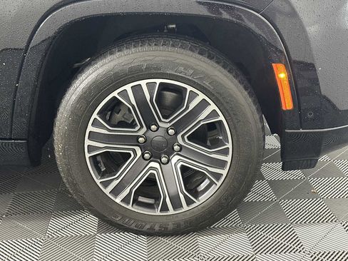Used 2024 Jeep Wagoneer L Series II w/ Flexible Seating Group AWD/4WD image 16