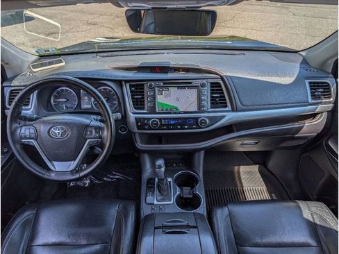 Used 2018 Toyota Highlander XLE AWD/4WD image 29