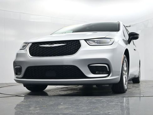 Used 2024 Chrysler Pacifica Touring-L image 39