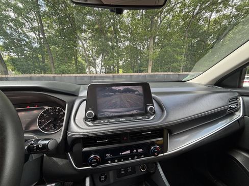 Used 2025 Nissan Rogue SV FWD image 25