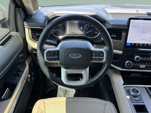 Used 2022 Ford Expedition Limited image 12