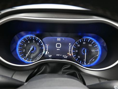 Used 2023 Chrysler Pacifica Touring-L FWD image 15