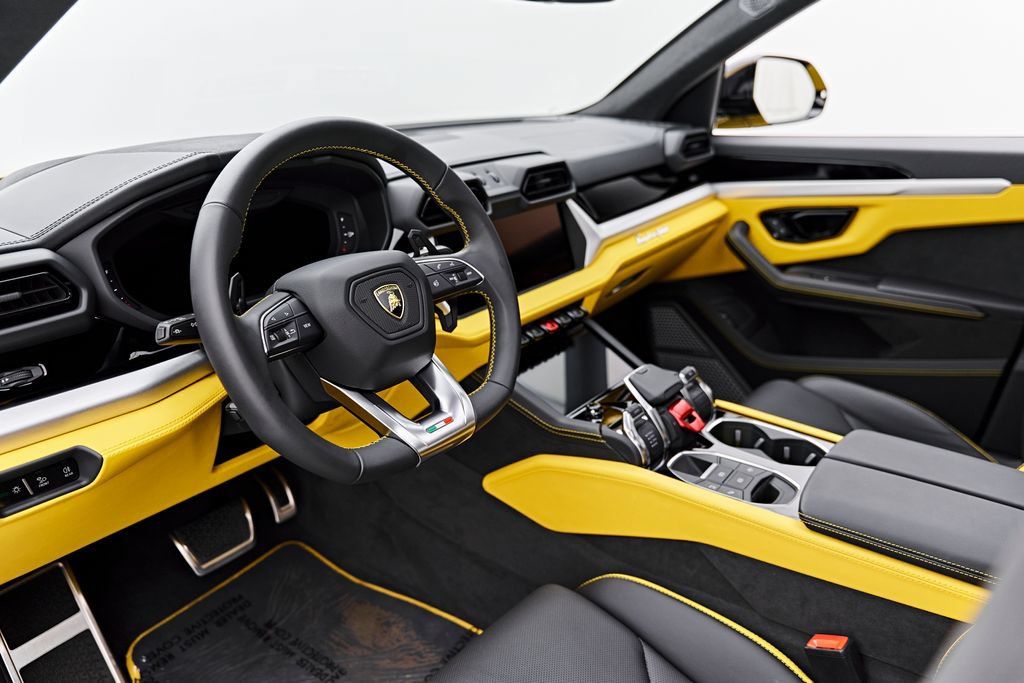 Used 2025 Lamborghini Urus Performante AWD/4WD image 2